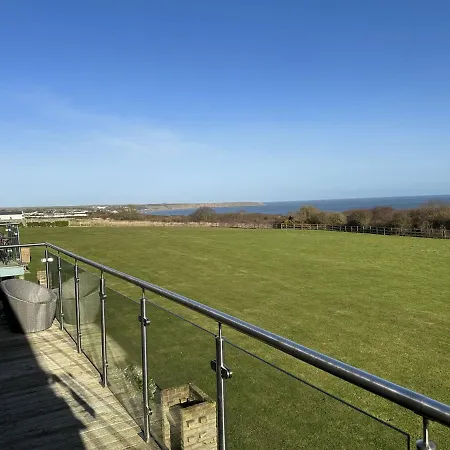 Casa de Férias Brigg View - Seaview And Balconies - Part Of The The Bay Village With Pool, Gym And Direct Access, Pub, Restaurant, Tennis And Meadows Walks