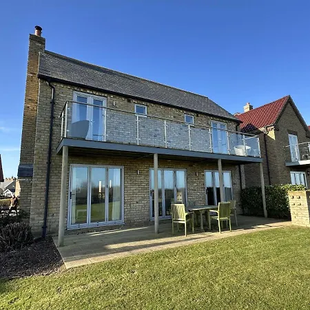 Brigg View - Seaview And Balconies - Part Of The The Bay Village With Pool, Gym And Direct Access, Pub, Restaurant, Tennis And Meadows Walks