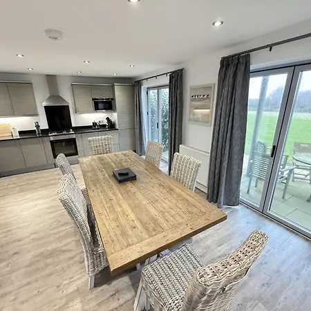 Brigg View - Seaview And Balconies - Part Of The The Bay Village With Pool, Gym And Direct Access, Pub, Restaurant, Tennis And Meadows Walks * Filey