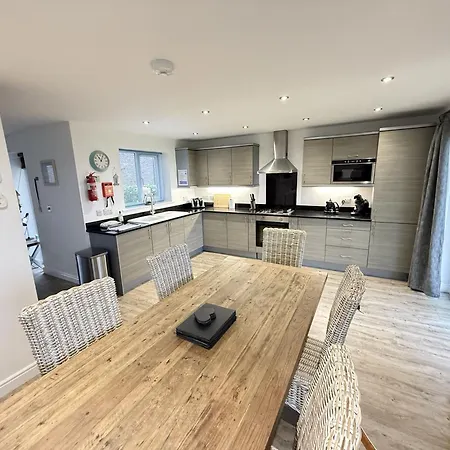 Brigg View - Seaview And Balconies - Part Of The The Bay Village With Pool, Gym And Direct Access, Pub, Restaurant, Tennis And Meadows Walks Filey