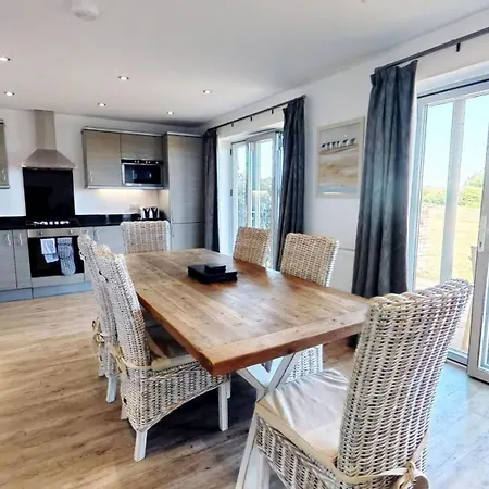 Brigg View - Seaview And Balconies - Part Of The The Bay Village With Pool, Gym And Direct Access, Pub, Restaurant, Tennis And Meadows Walks